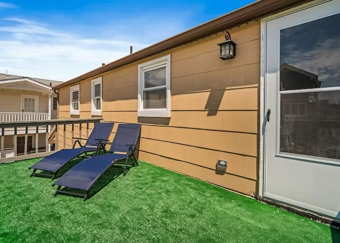 Full House 2 Blocks From Beach