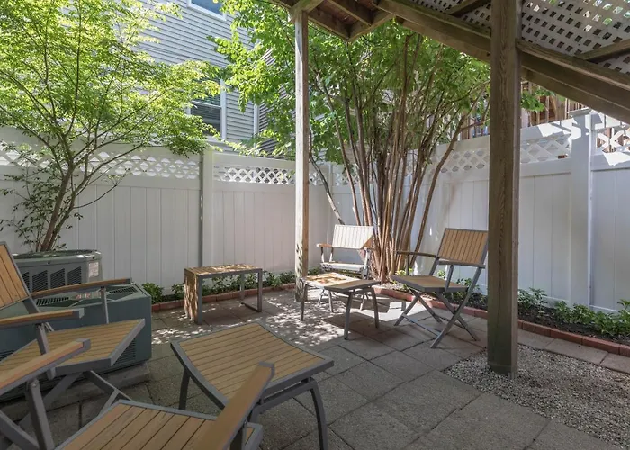 Sunny Convenient Home W/ Private Patio! Easy Walk To Everything!
