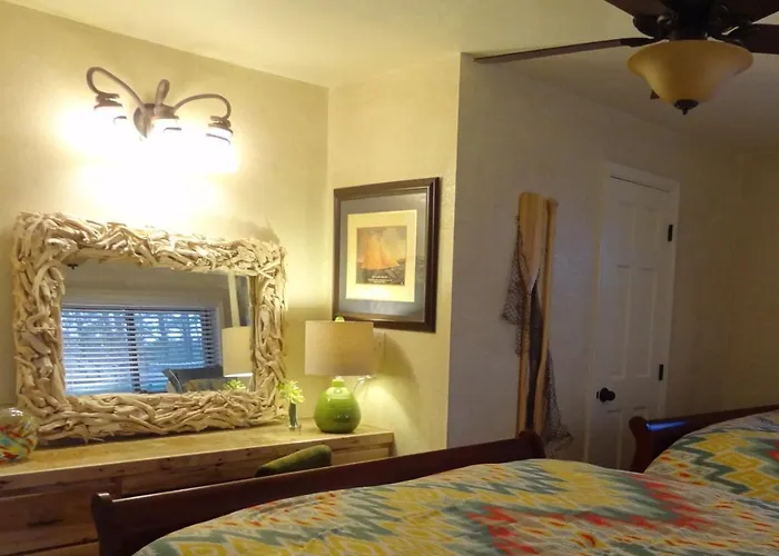 Lakeside Queen Cabana: Poolside Retreat with Full Kitchen