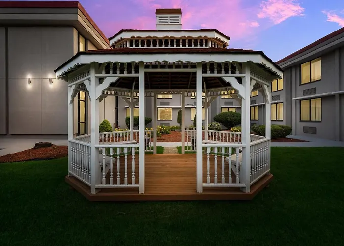 Hometowne Studios By Red Roof Painted Post