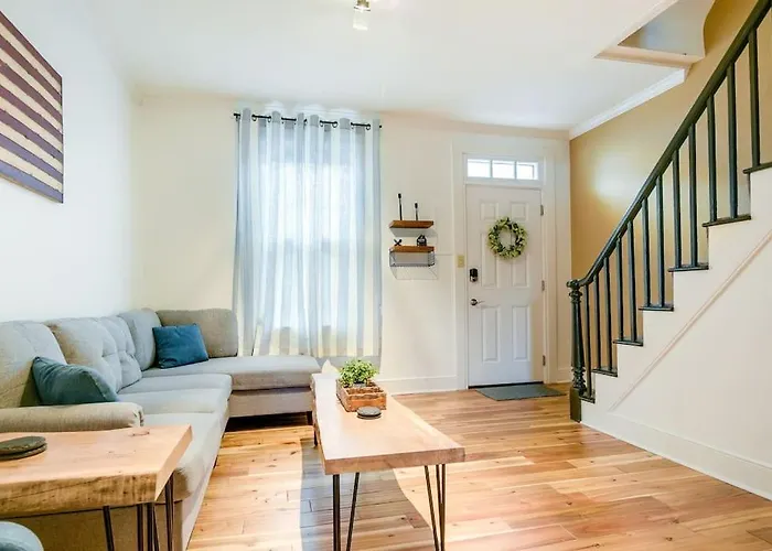 Cozy Retreat In Downtown Lancaster With Backyard Patio