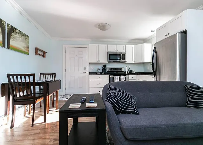 Great 1-Bedroom Suite Near Downtown Langford