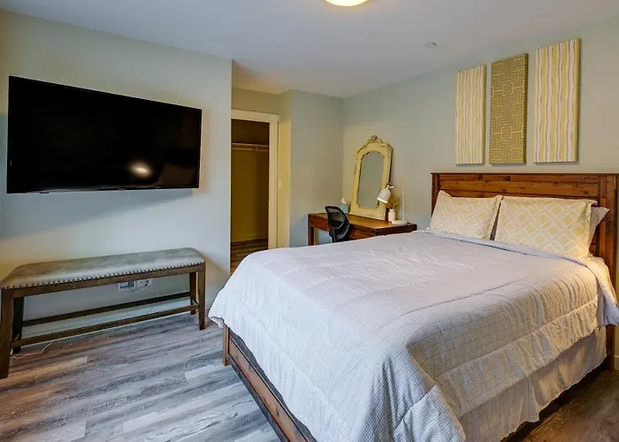Easy Commuting! Modern Seatac Unit W/ Fireplace