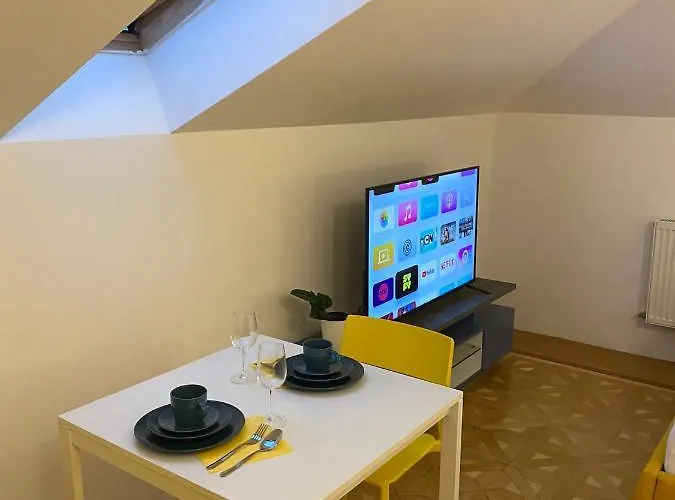 Small But Charming-Yellow Appartement
