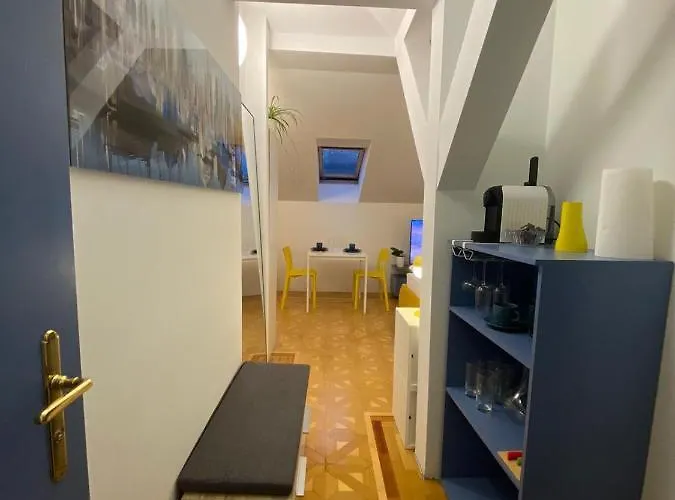 Small But Charming-Yellow Appartement