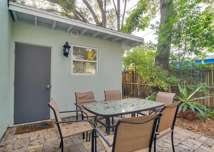 Walk To Art District + Beach: Pet-Friendly Getaway