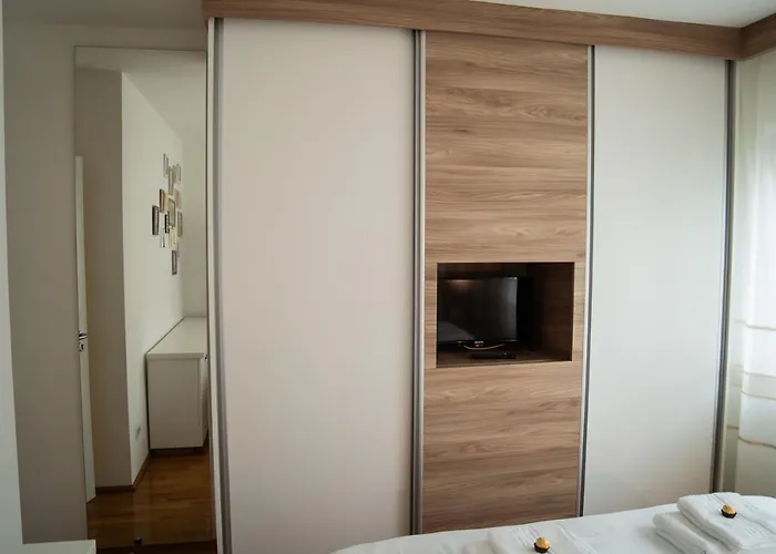 Ultra Central Apartment 1 ! Self Check-In ! Free Parking ! Wifi