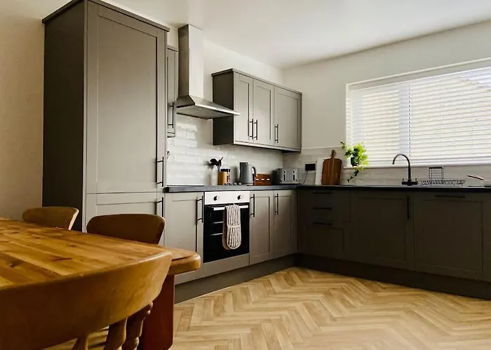 Usnooz I Charming 4-Bed Halifax Home With Garden
