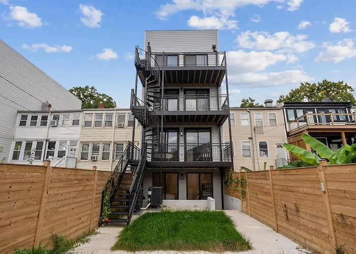 Capitol View 2 Dc Townhouse Condo With Private Backyard And Garage Parking