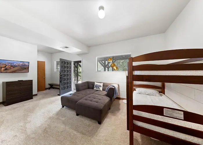 Starry Skies On The West Shore, Private Beach, Fireplace, Pet Friendly, Close To Ski Resorts