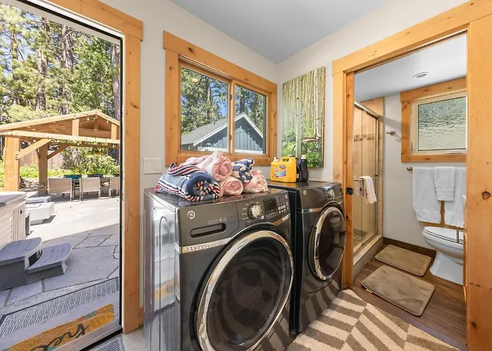 Rustling Grove In Tahoe City - Pet-Friendly, Walking Distance To Downtown And Lake - Private Hot Tub