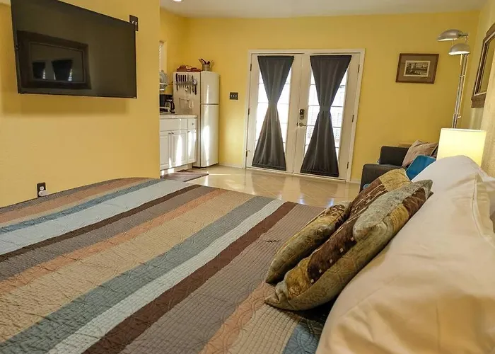 Guesthouse W/ Private Access And Patio