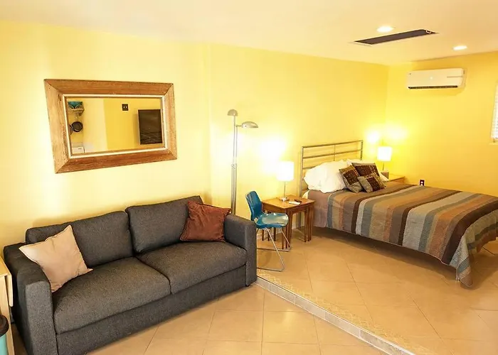 Guesthouse W/ Private Access And Patio