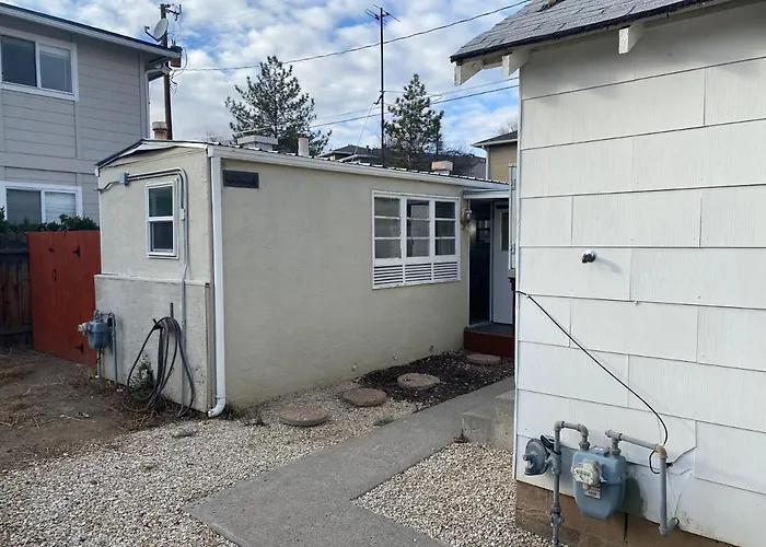 Midtown Charm: 1Br Urban Pad