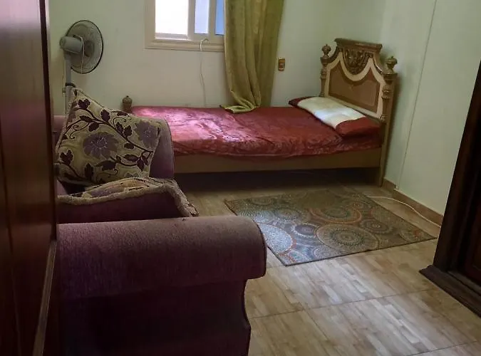 شقه كاملة الفرش بعماره حديثه و حى هادئ به جميع الخدمات