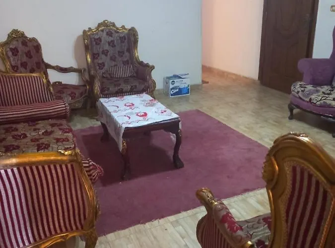 شقه كاملة الفرش بعماره حديثه و حى هادئ به جميع الخدمات