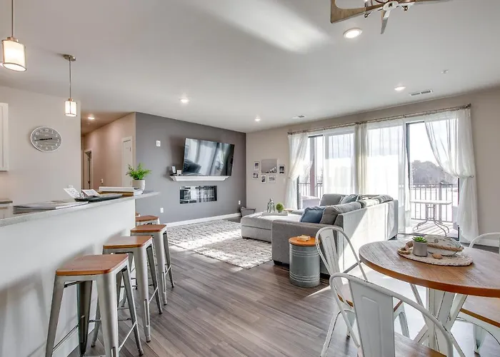 Modern South Pier Condo On Sheboygan River!