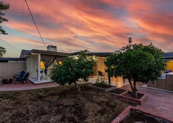 New Midtown Modern Studio With Backyard