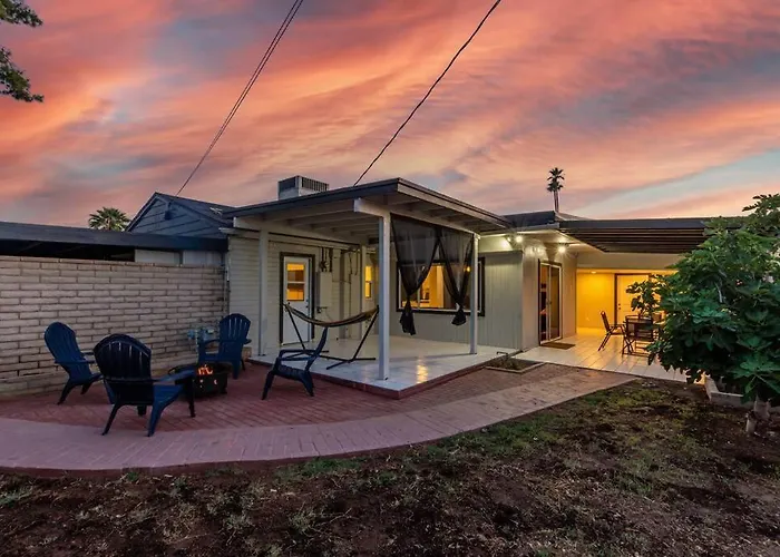New Midtown Modern Studio With Backyard