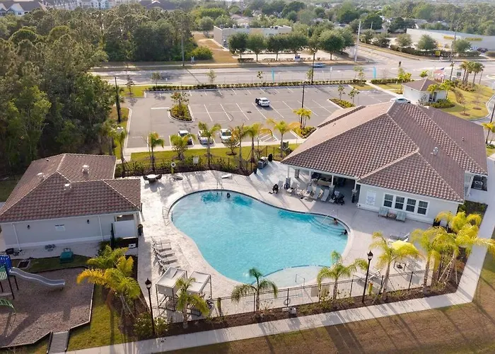 Sophisticated 3Bd/2Ba Retreat: Pool, Gym, Laundry