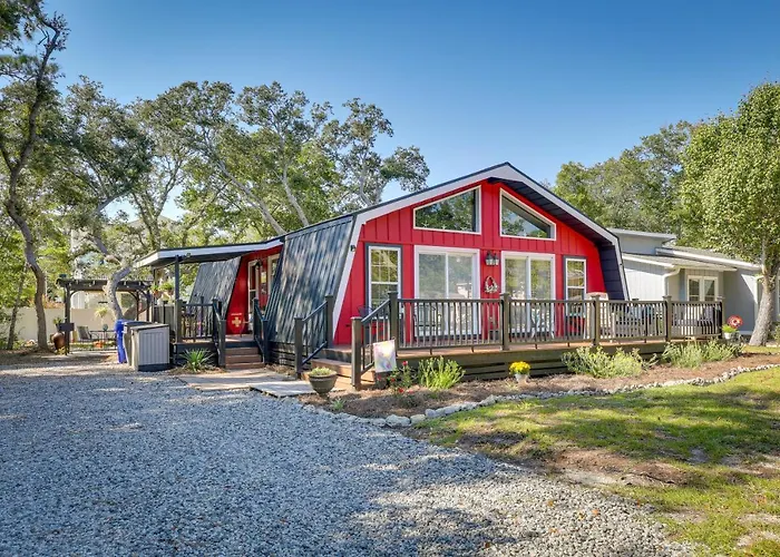 Oak Island Vacation Rental W/ Decks, Walk To Beach