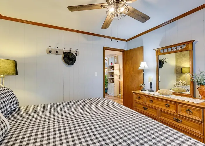 Oak Island Vacation Rental W/ Decks, Walk To Beach