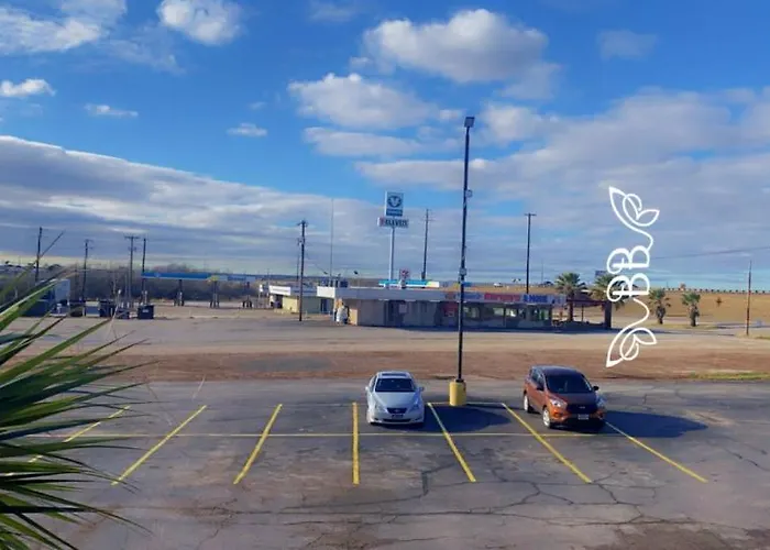 Days Inn & Suites By Wyndham Braunig Lake