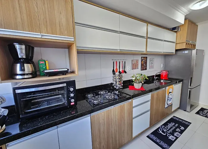 Apartamento centralizado à poucas quadras do mar.