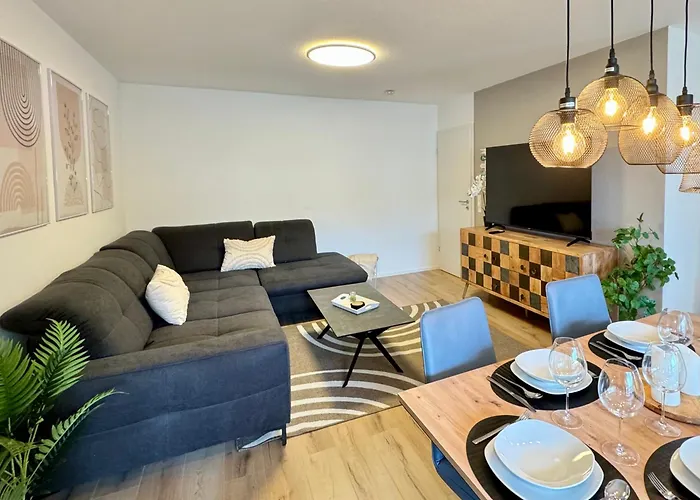 3 Zimmer Apartment, 90 qm, ruhig und zentrumsnah, max 6 Pers, 15 qm Balkon , private Garage, Internet 1000 MBit