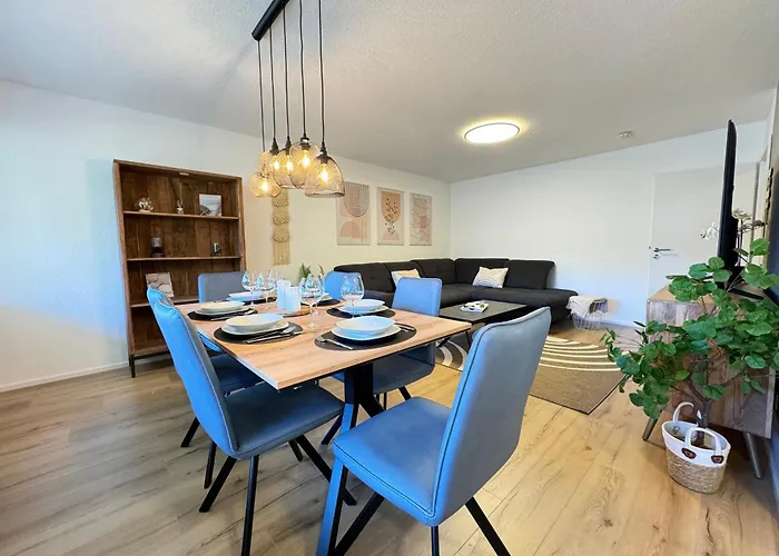 3 Zimmer Apartment, 90 qm, ruhig und zentrumsnah, max 6 Pers, 15 qm Balkon , private Garage, Internet 1000 MBit