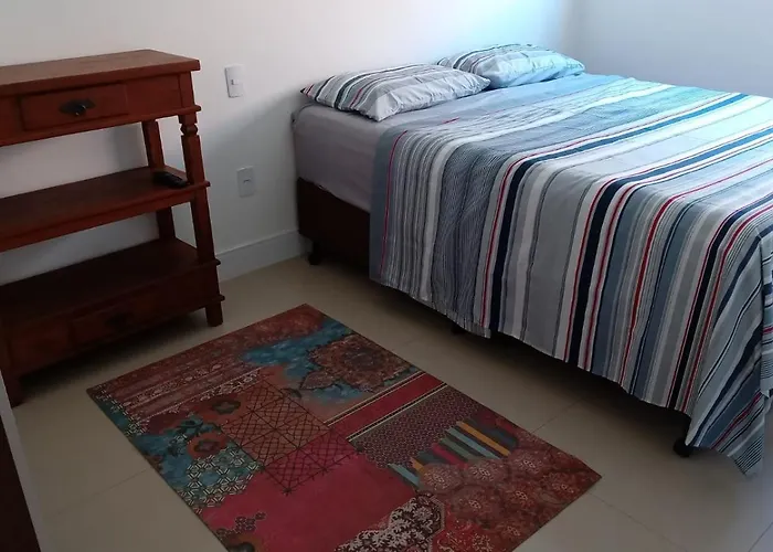 Apto na praia de Palmas, climatizado, com piscina, próximo ao mar e com jardim privativo