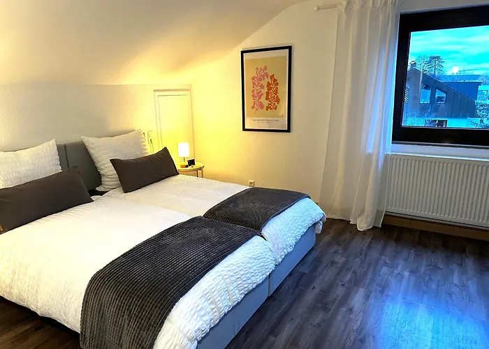 ST-Apartments Charming 3 - Helles Dachgeschoss-Studio mit Doppelbett oder zwei Einzelbetten - schönem Ausblick in ruhiger Lage und Parkplätzen direkt vor dem Haus