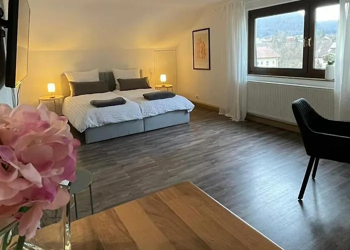 ST-Apartments Charming 3 - Helles Dachgeschoss-Studio mit Doppelbett oder zwei Einzelbetten - schönem Ausblick in ruhiger Lage und Parkplätzen direkt vor dem Haus