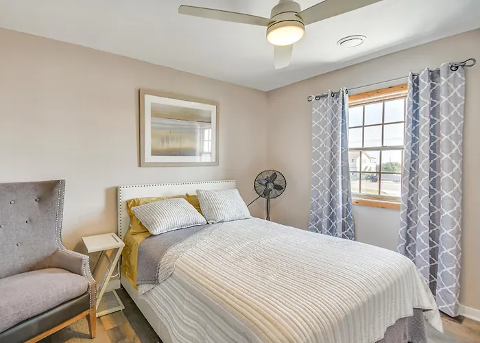 Bright Kitty Hawk Home W/ Hot Tub, Walk To Beach!