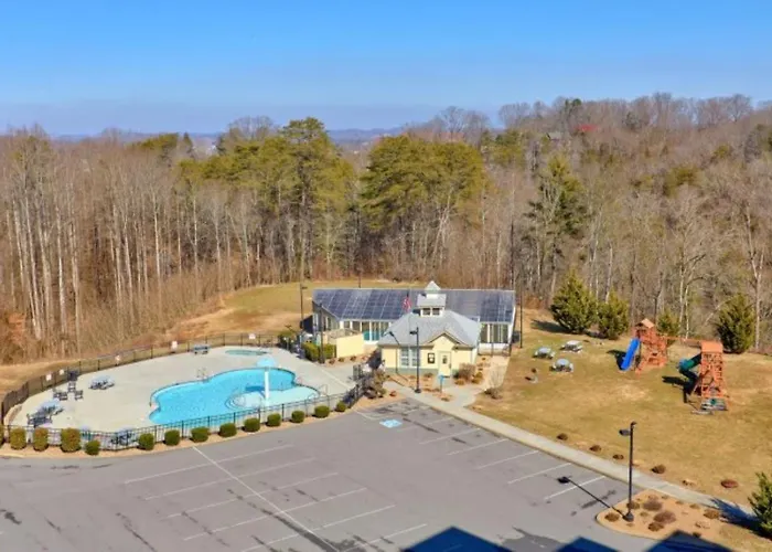 Luxury Condo, Sleeps 6, 3.2 Miles To Dollywood