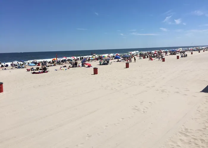 6B Best Location, 4 Bedrm, 2 Bathrm Beach Block