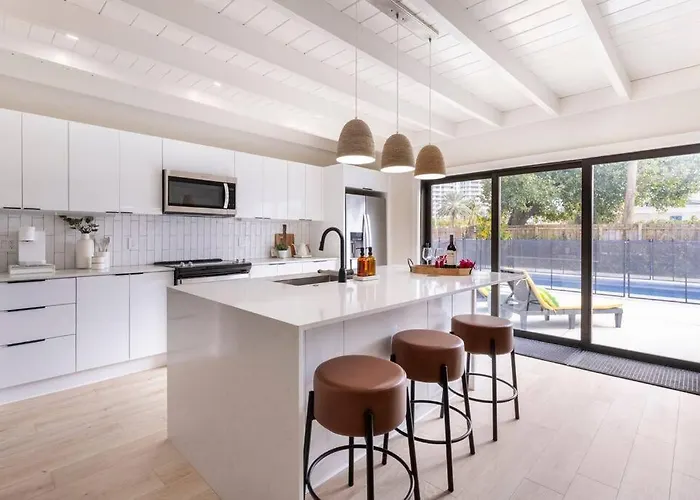 Modern Beach Home, Family Friendly, Heated Pool