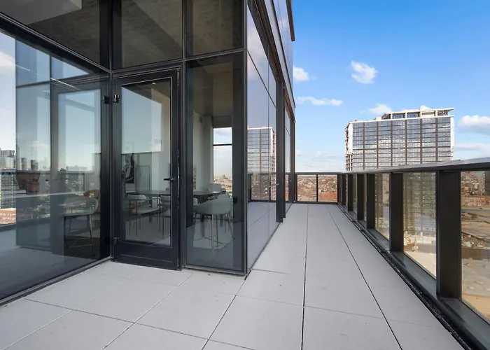 Fulbrix Bright Designer Apartments With West Loop Views