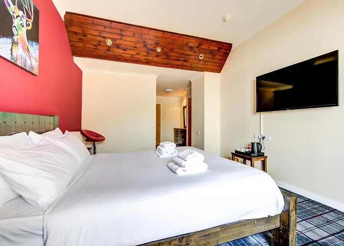 Onich Hotel & Lochside Beach Pods