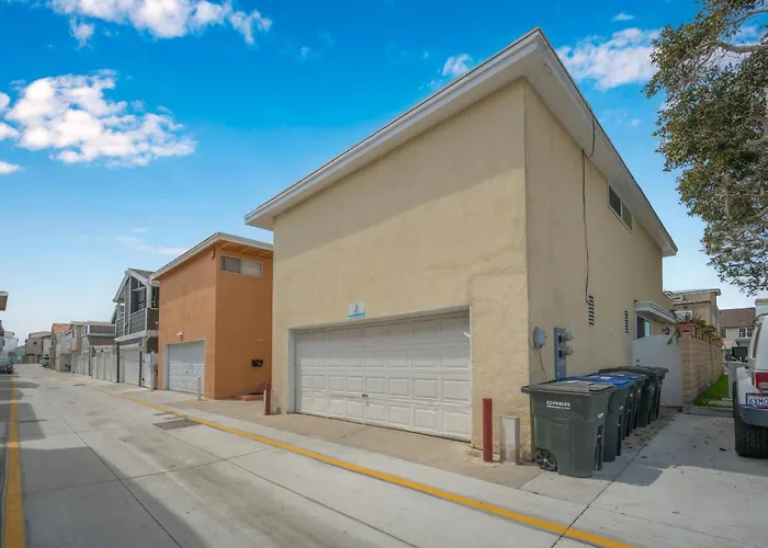 Three Bedroom Three Bath Home W Patio 1 Block From Beach