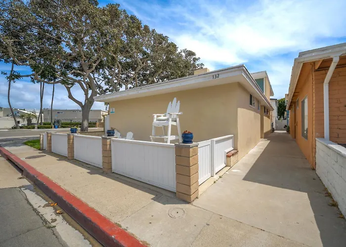 Three Bedroom Three Bath Home W Patio 1 Block From Beach