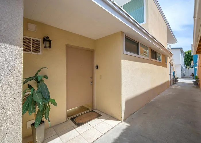 Three Bedroom Three Bath Home W Patio 1 Block From Beach