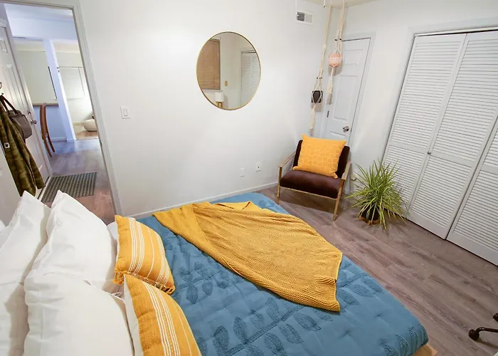 1 Chic & Cozy Retreat Walk To Ku/Mass/Dining!