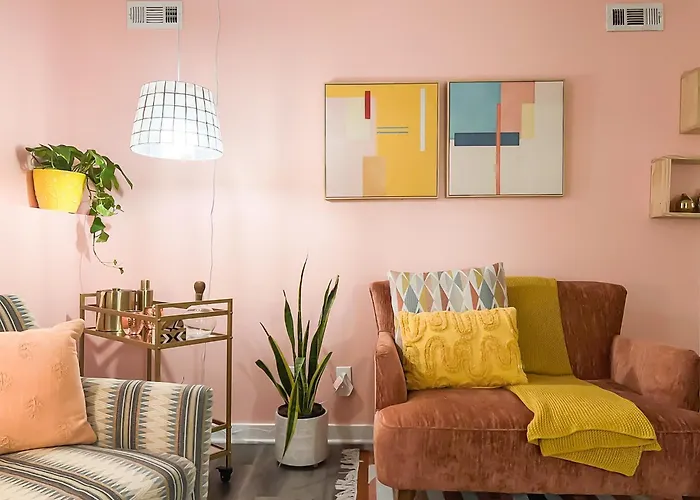 1 Chic & Cozy Retreat Walk To Ku/Mass/Dining!
