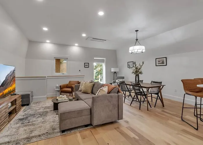 Carriage House Loft - King Bed And Garage Parking