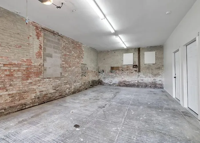Carriage House Loft - King Bed And Garage Parking