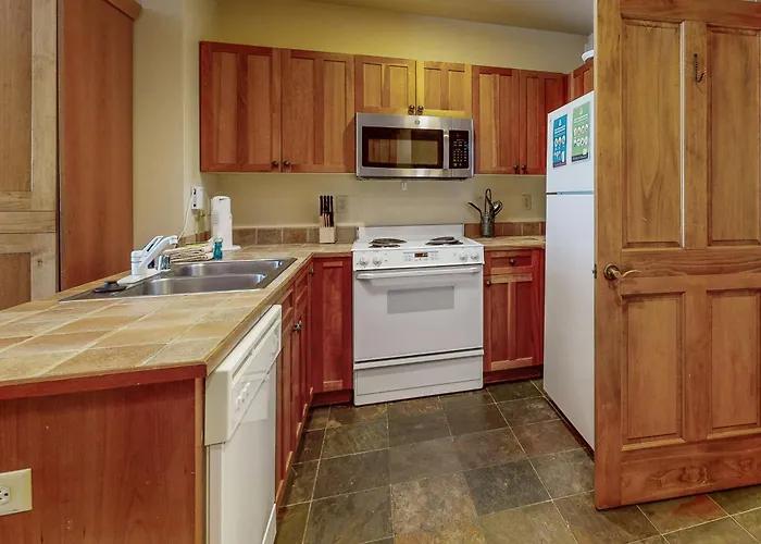 Red Hawk Lodge 2200