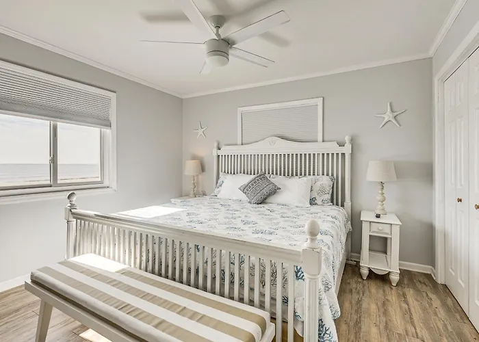 Ocean Isle Beach Condo W/ Balcony: Steps To Shore!