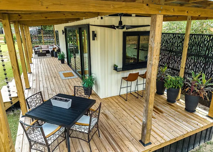 "Glamtainer" One Of A Kind Romantic Luxe Retreat, 8 Minutes To Emerald Beach, Outdoor Haven