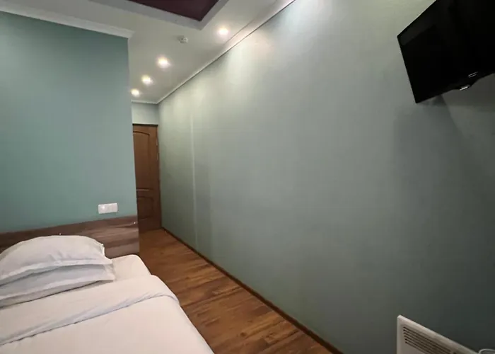 Salut Hotel